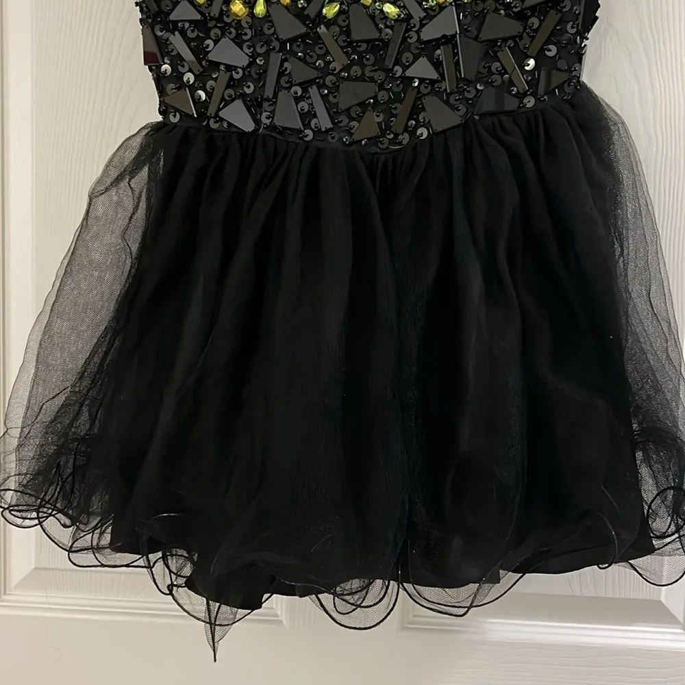 Short Black and Green Prom Dress with Elegant Design M - Picture 4 of 11